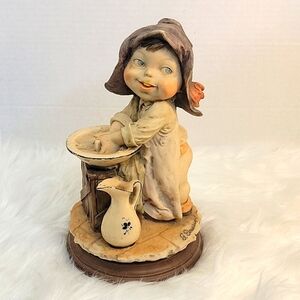 VINTAGE GIUSEPPE‎ ARMANI Gulliver's World Girl Washing Hands Figurine Italy Made